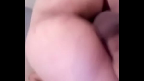 A qui ella gustosa sacando la leche 