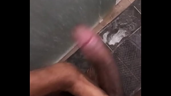 Batendo uma no banheiro