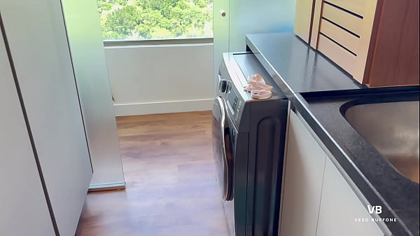 Descubri al amigo de mi hijo oliendo mi bombacha y le cumpl&iacute; el deseo de follarme 