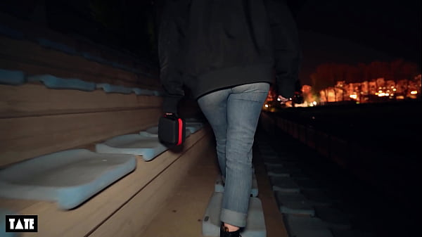 Nonton Risky Outdoor Facial In The Athletics Fields thumbnail