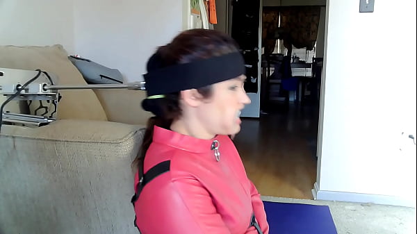 Play MP4 - Wife's head attached to a fucking machine &equals; Greatest BJ EVER