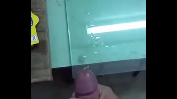 Play MP4 - Batendo uma punheta no trabalho