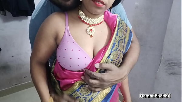 Indiandesi wife ki saree uthake khade khade_gaand melund pel diya