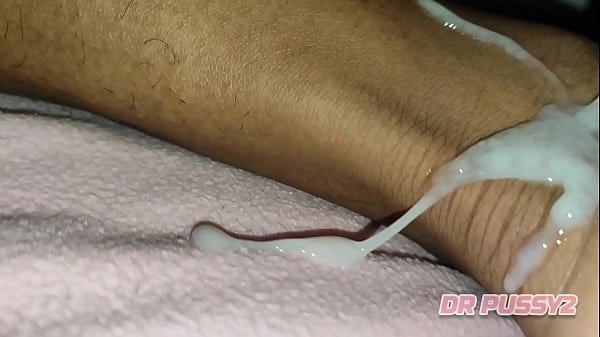 Play MP4 - ESPOSA AFRICANA DO MEU AMIGO&comma; APROVEITOU QUE ELE N&Atilde;O ESTAVA EM CASA E PEDIU-ME UMA MASSAGEM NOS P&Eacute;S COM O PAU DE 23CM E MUITO LEITE