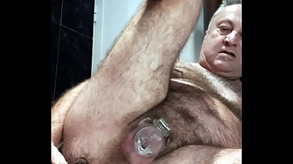 El P&aacute;jaro En La Jaula Y El Ojete Taponado Con El Dildo - Anzzosan thumbnail