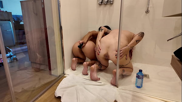 Rebeca Y Cris Enema En El Ba&ntilde;o thumbnail