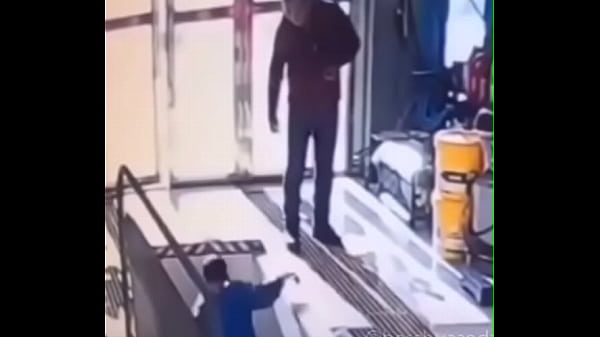 Jovem cai em buraco de novinha