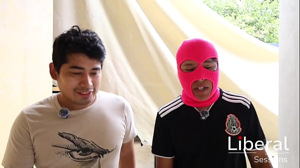 Nonton Mama Cachonda Le Da Unas Buenas Mamadas Al Amigo De Su Hijastro Por Curioso thumbnail