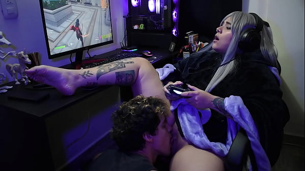 Gamer Otaku Se La Follan Mientras Juega Fortnite thumbnail