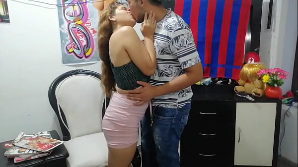 Mi hermanastra se hace de rogar pero ella no se resiste y me mama mi polla