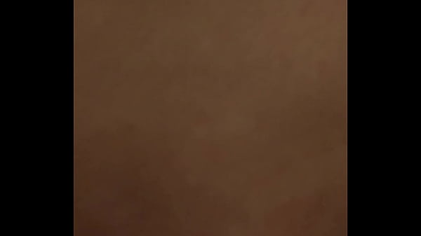 Infamous adore se faire jouir dans le salon 