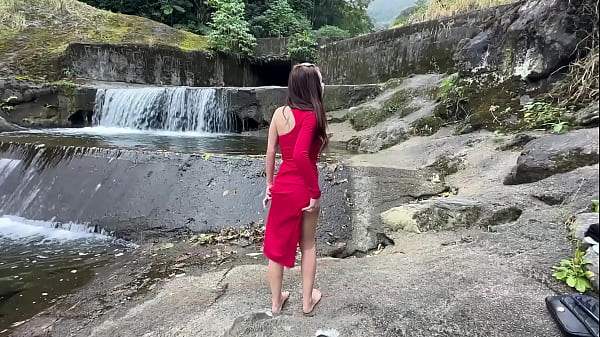 Fazendo a_farra na cachoeira com_a amiga
