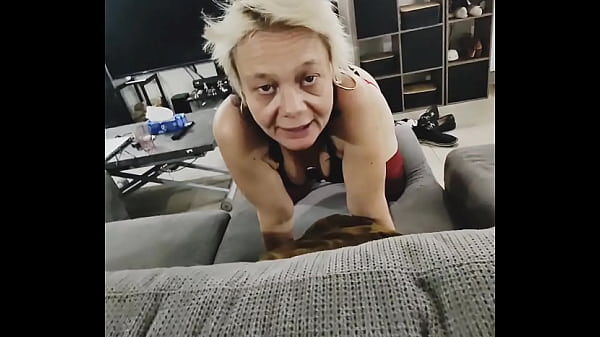 Coucou en bonne position string &eacute;carter pour te recevoir