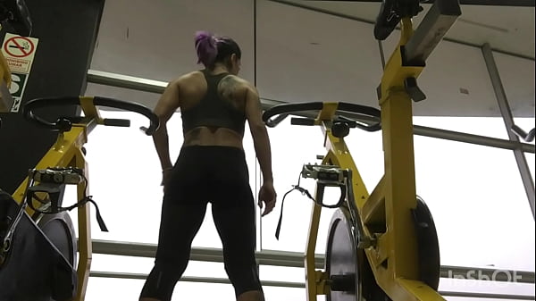 Otaku cachonda entrena yluego se desnuda