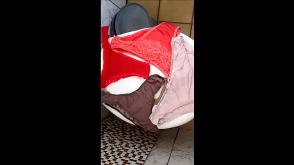 Casado de calcinha mexendo nas calcinhas usadas pela Dani 