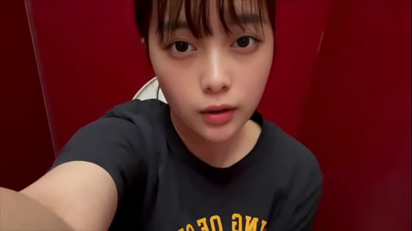 カラオケの男子トレの中で 男の人のちんちんの臭いとおしこの臭いを嗅ぎながらオナニーする地味な女子大生