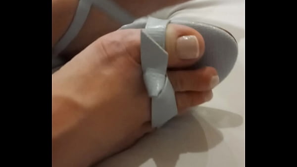 Ssposa De Salto Azul Fino Se Masturbando thumbnail