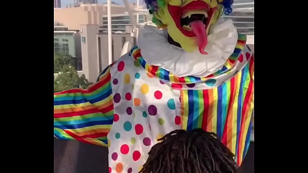 Clown gets head at amusement park 