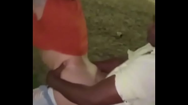 Play MP4 - Putaria na orla da praia