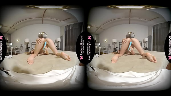Solo brunette Amanda Clarke is masturbating in VR