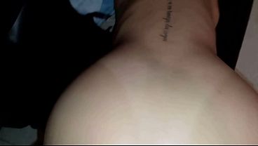 Bad girl hermaso joven chica tatuada le parten ese bello culo por primera vez por detr&aacute;s as&iacute; ocurre la cogida y le dejan el culo botando leche cogida anal