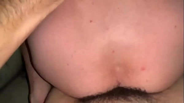 Marid&atilde;o bomnopelo quicando na minha rola pentelhuda no sof&aacute;. 