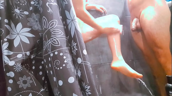 Tamando una ducha con mi hermanastra y termino rompi&eacute;ndole el culo 