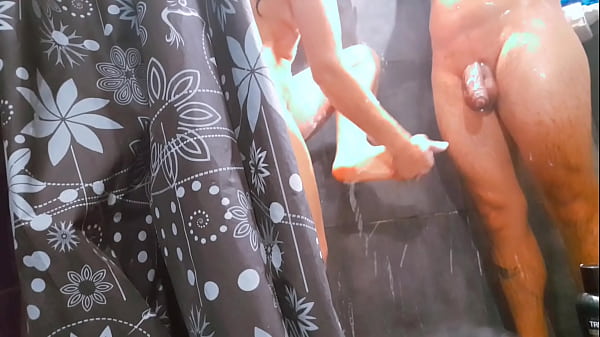 Play MP4 - Tamando una ducha con mi hermanastra y termino rompi&eacute;ndole el culo