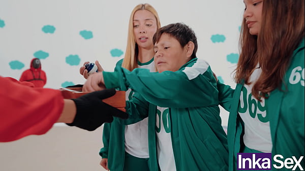 Play MP4 - SQUID GAME FINAL - Vitoria Beatriz Brasilera tetona y culona participa en los juegos del calamar y es follada por unos ENANOS&period;