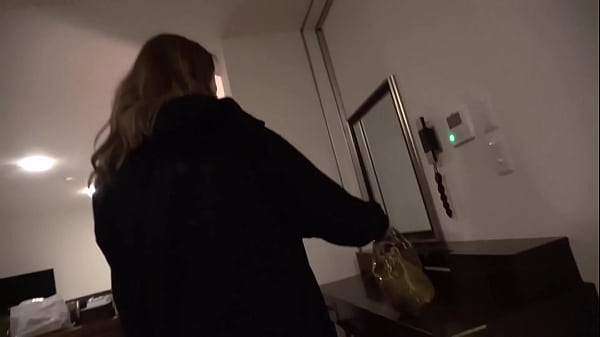 花見&rarr;ホテルで絶叫ファック！w豪快放尿でスタッフ全員マーキング！！？オモチャを渡すと一生オナるドエロ美女！「チ●コちょうだぁ～い」