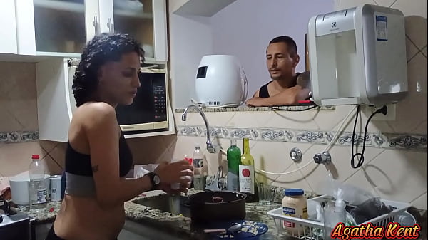 Play MP4 - Meu genro aproveito que minha namorada n&atilde;o estava e me comeu gostoso