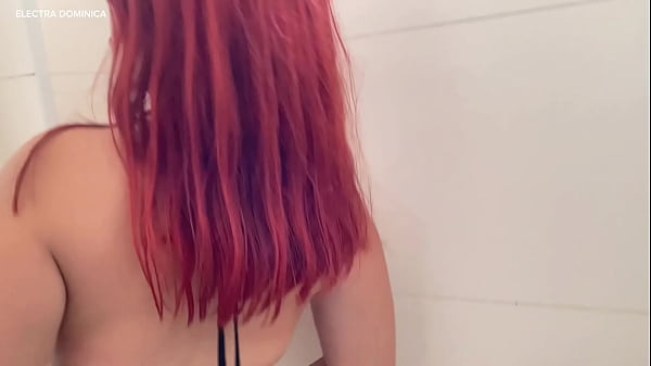 Olha oque essa ruivinha fez na praia, fiquei de pau duro 