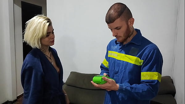 Paguei o eletricista com um boquete ele amou safado 