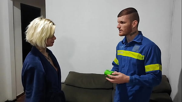 Play MP4 - Paguei o eletricista com um boquete ele amou safado