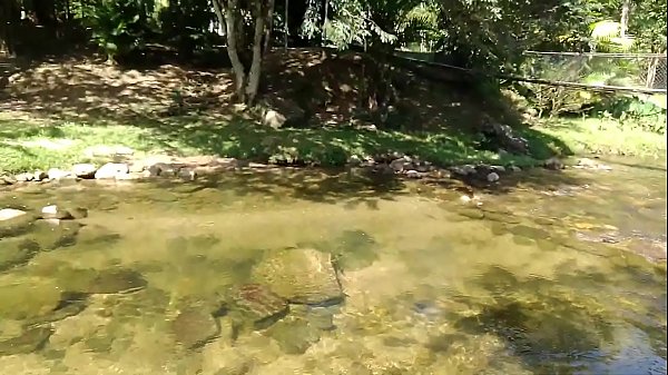 De sunga branca #1 Duchando em um Riacho Doce em Caragu&aacute;tatuba 