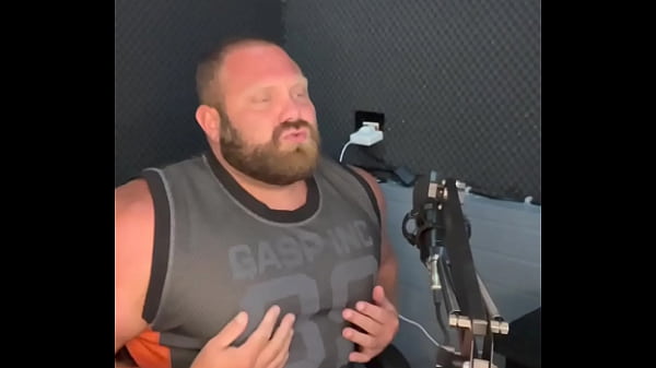 Nonton Muscle Ddy Sees You Perving! thumbnail