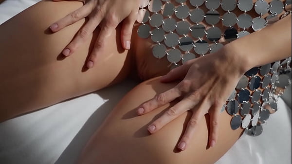 Play MP4 - Layla Balan Showing Off Her Amazing Body In Her "Dream Factory" Scene - SUPERBE