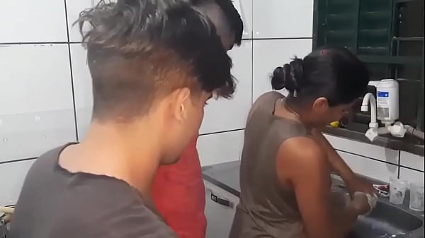 A Dp De Tigresa Vip E Novinhos Dotados Na Cozinha thumbnail