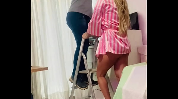 Play MP4 - ELETRICISTA DOTADO FUDENDO A CLIENTE SAFADA BAREBACK