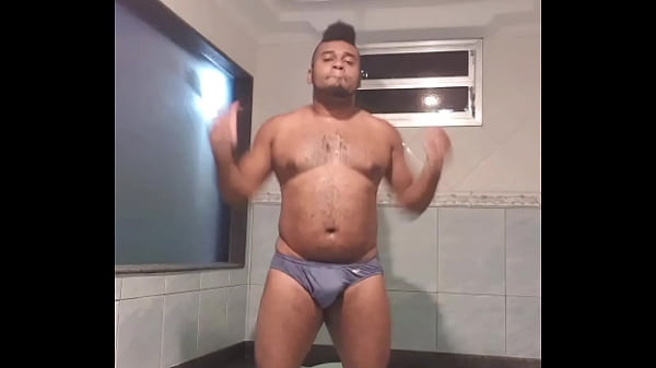 Moreno cor de jambo dan&ccedil;ando na banheira 