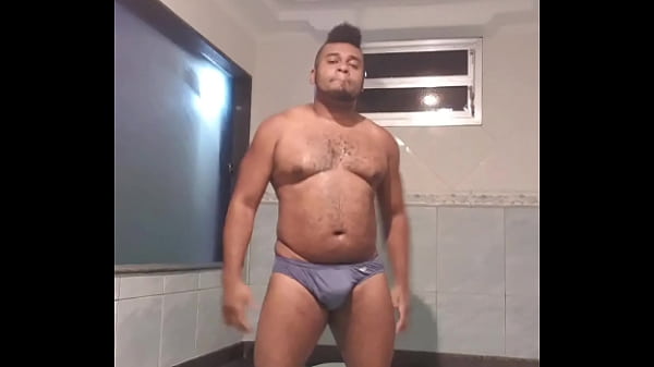 Massagista negro na banheira
