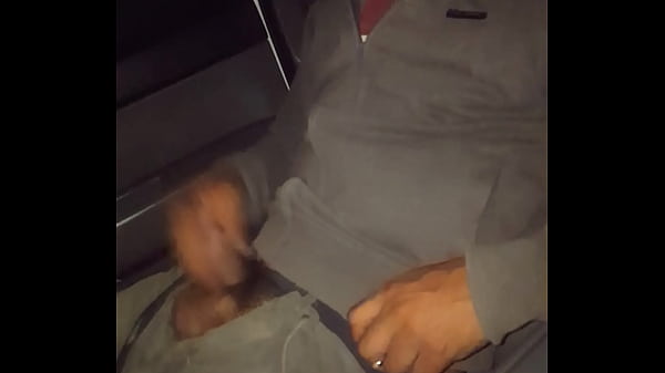 Hetero saca la verga en el carro 