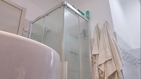 Loira vadia mostra os seios no box do banheiro 