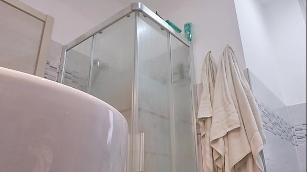 Loira vadia mostra os seios no box do banheiro 