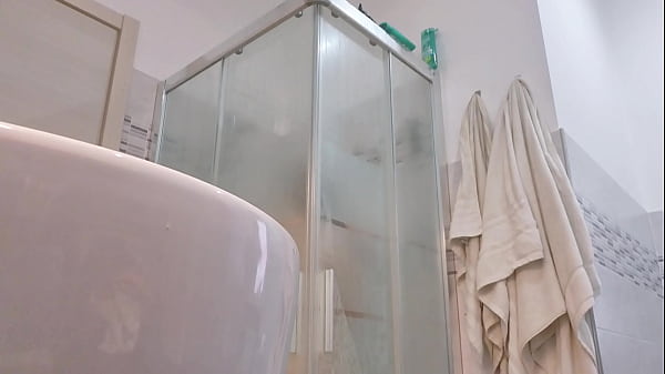 Loira vadia mostra os seios no box do banheiro 