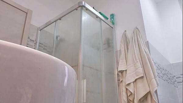 Play MP4 - Gostosa do youtube fica peladinha no chuveiro