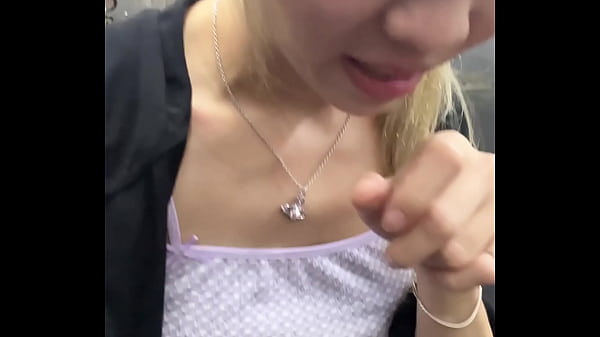 Play MP4 - Asian girl masturbates in elevator and someone came in