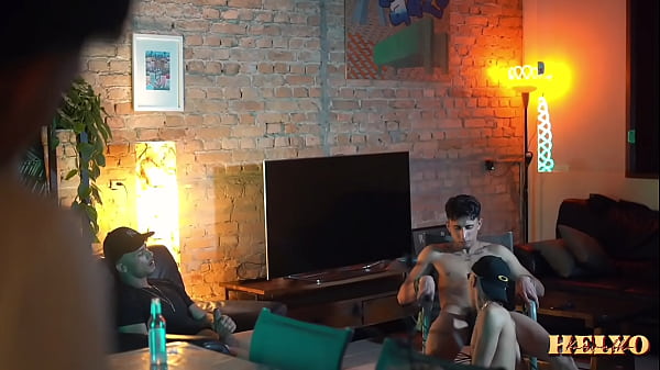 Play MP4 - OS G&Ecirc;MEOS E O PARCEIRO ME FIZERAM DE MARMITA