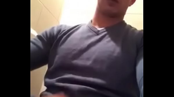 Masturbacion en ba&ntilde;o publico 