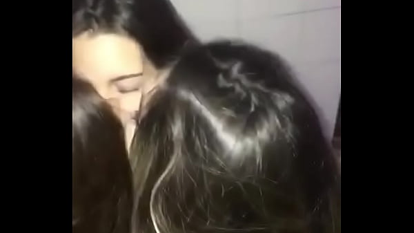 Play MP4 - Ninfetas se beijando no ato